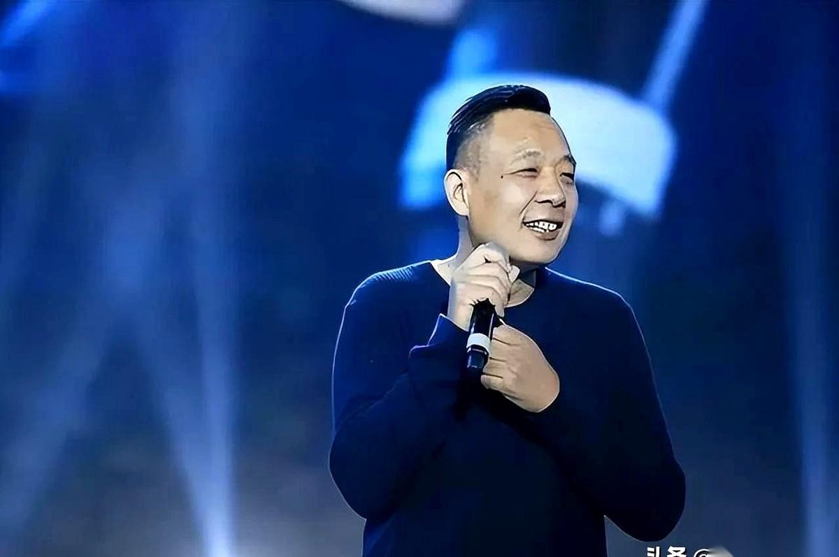 于东来对着满屋子拿着高薪的员工，扔下一句话：“其实，你们不值这个钱。”
整个会议
