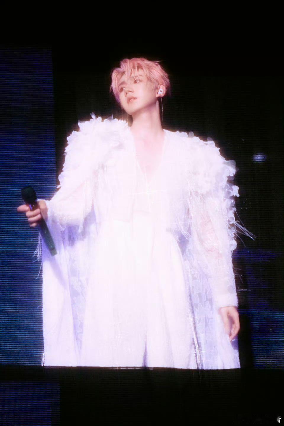 王源演唱会微博十大热搜演唱会 演唱会入选微博十大热搜演唱会，总能用创新舞台、真挚