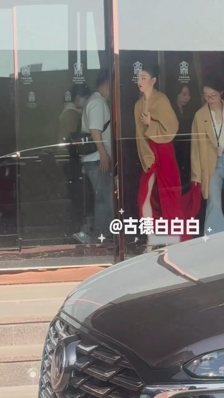 太美了我的天！宋祖儿开叉拖尾红裙宋祖儿拖尾红裙