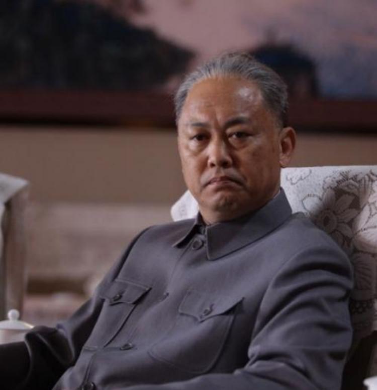 1981年，华国锋主席退休时，他和夫人和身边全体中央警卫局工作人员的合影，自从1