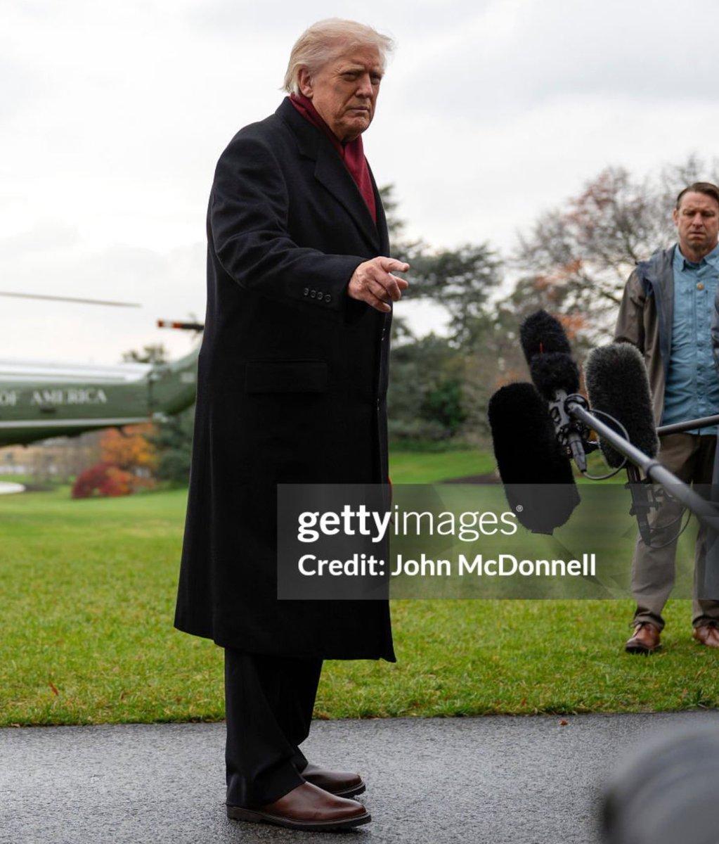 美国总统唐纳德·特朗普：
“那些下令军方违抗我命令的叛徒，本该关进监狱。”