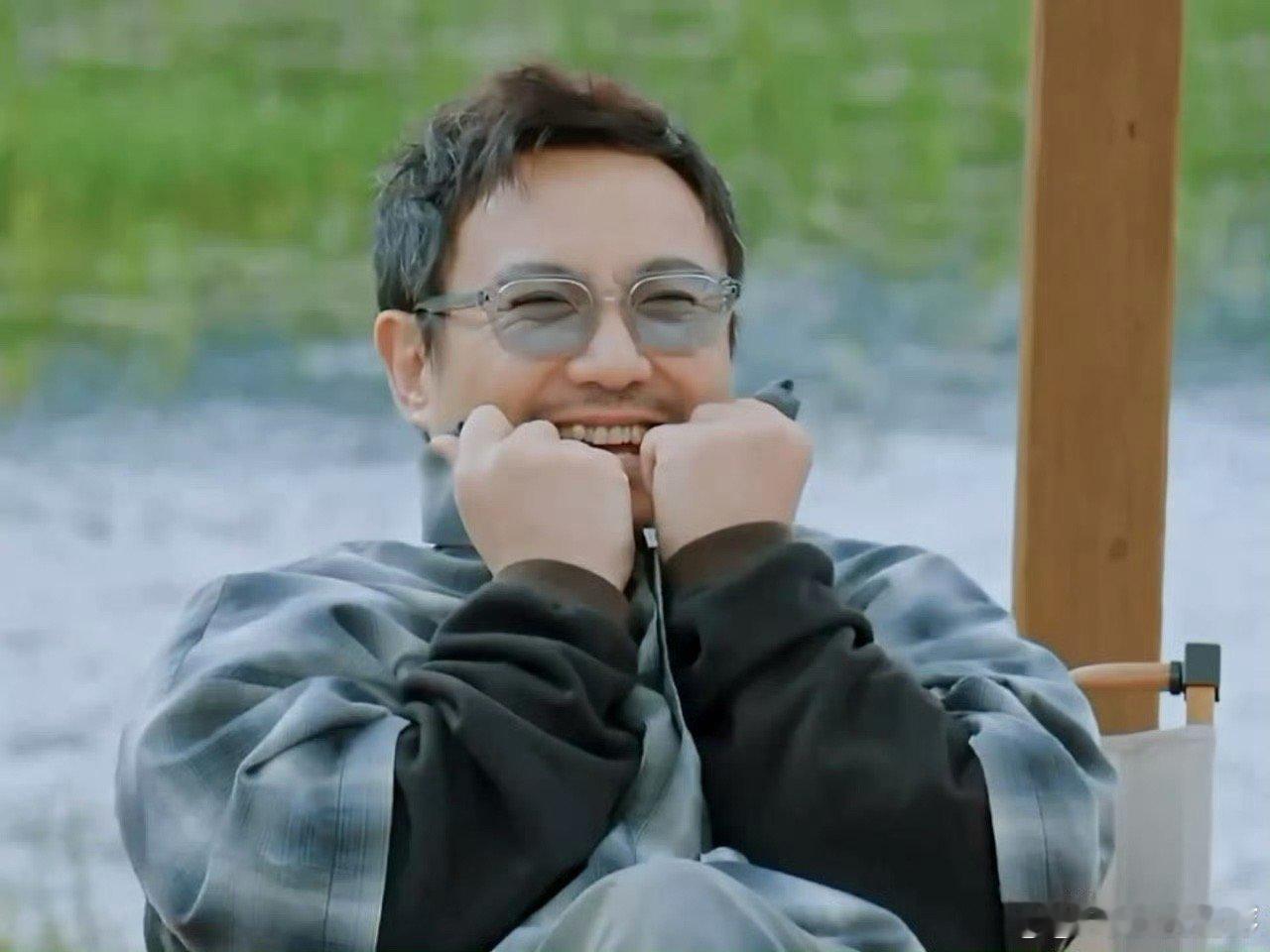 沈腾我这手是用来使劲的沈腾和马丽石头剪刀布，看自己输了，伸出自己举着的另一只手说