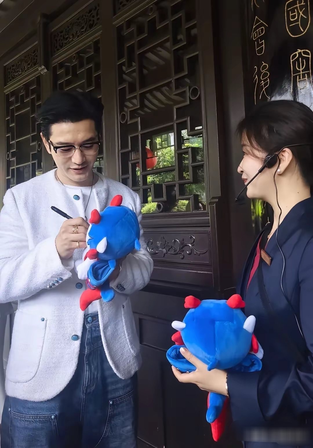 黄晓明现身四川“酒城”泸州，他看起来真的一点也不矮，而且保养得很好！ 