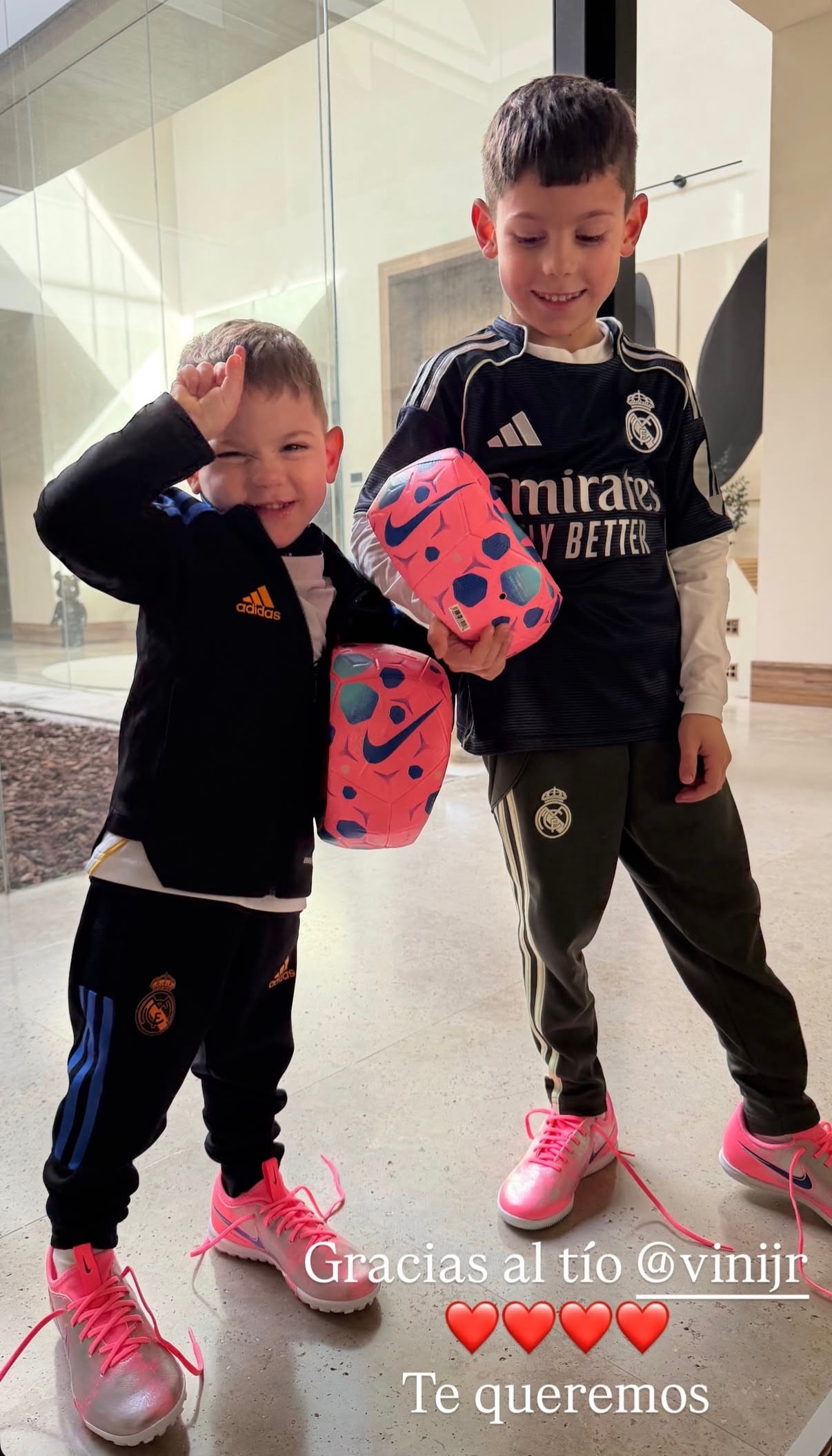 Vini叔叔给巴尔韦德兄弟的礼物🎁halamadrid