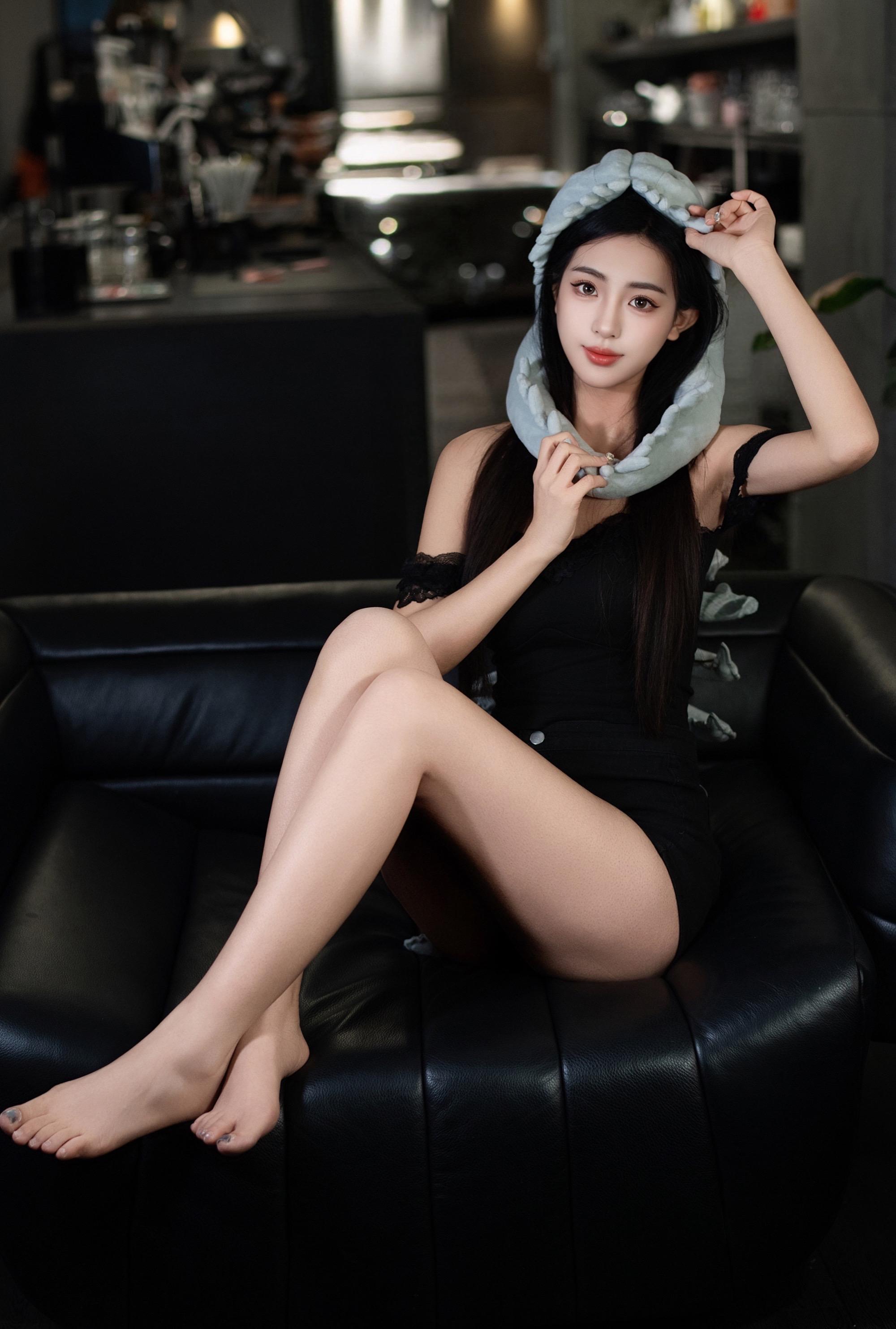 来798艺术区拍小恐龙写真，摄影师说像巅峰时期的佟丽娅。