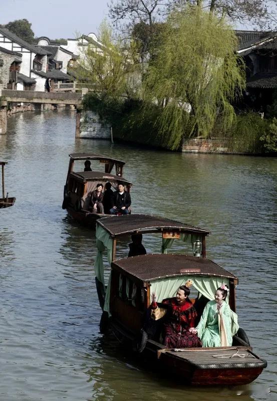 关于《红楼梦》，无论是从书里还是书外，无论是从前还是到目前，只有一个人，既是最大