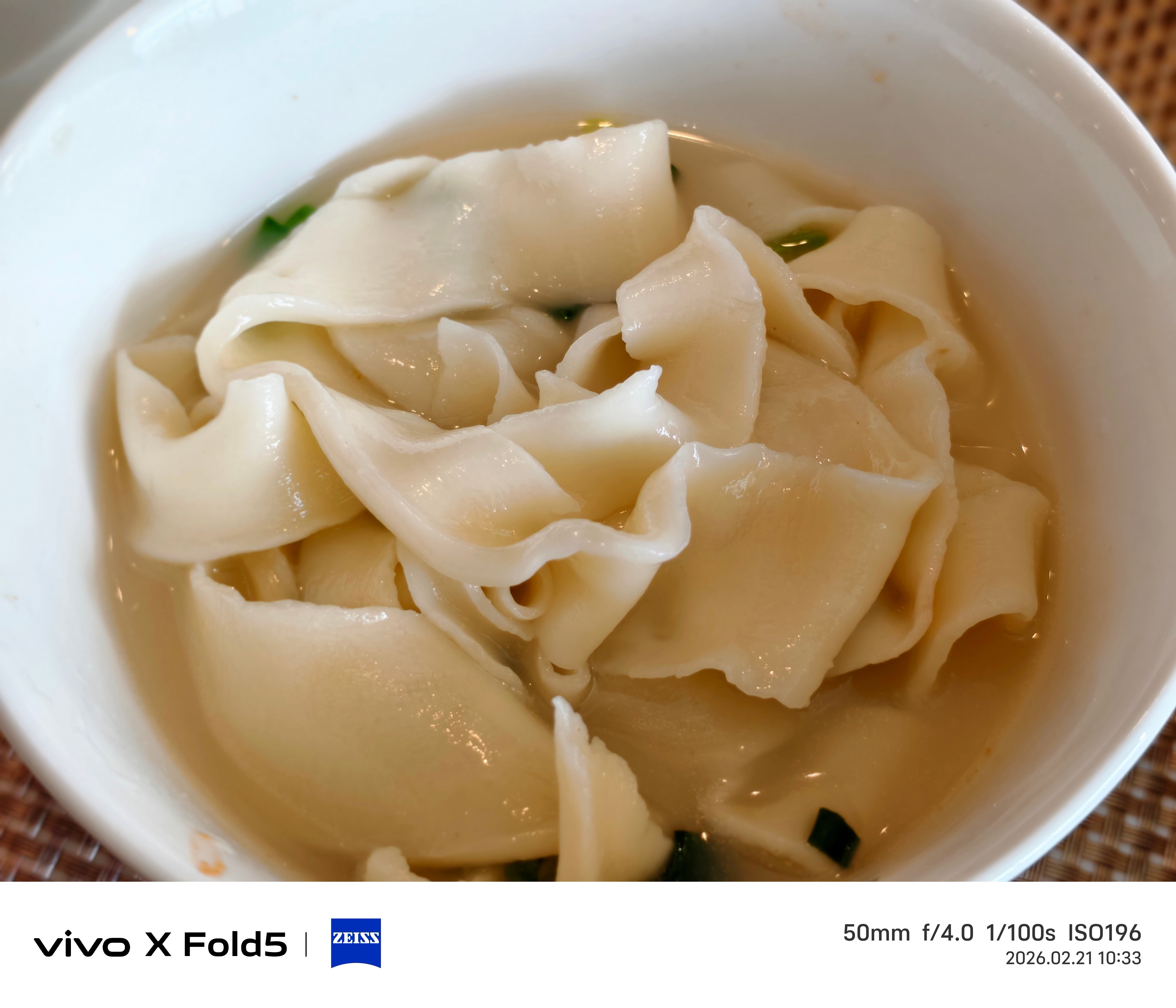 烩面这个东西看起来应该是当今最像古代汤饼的面条了吧？一碗羊肉烩面吃下去，仿佛有点