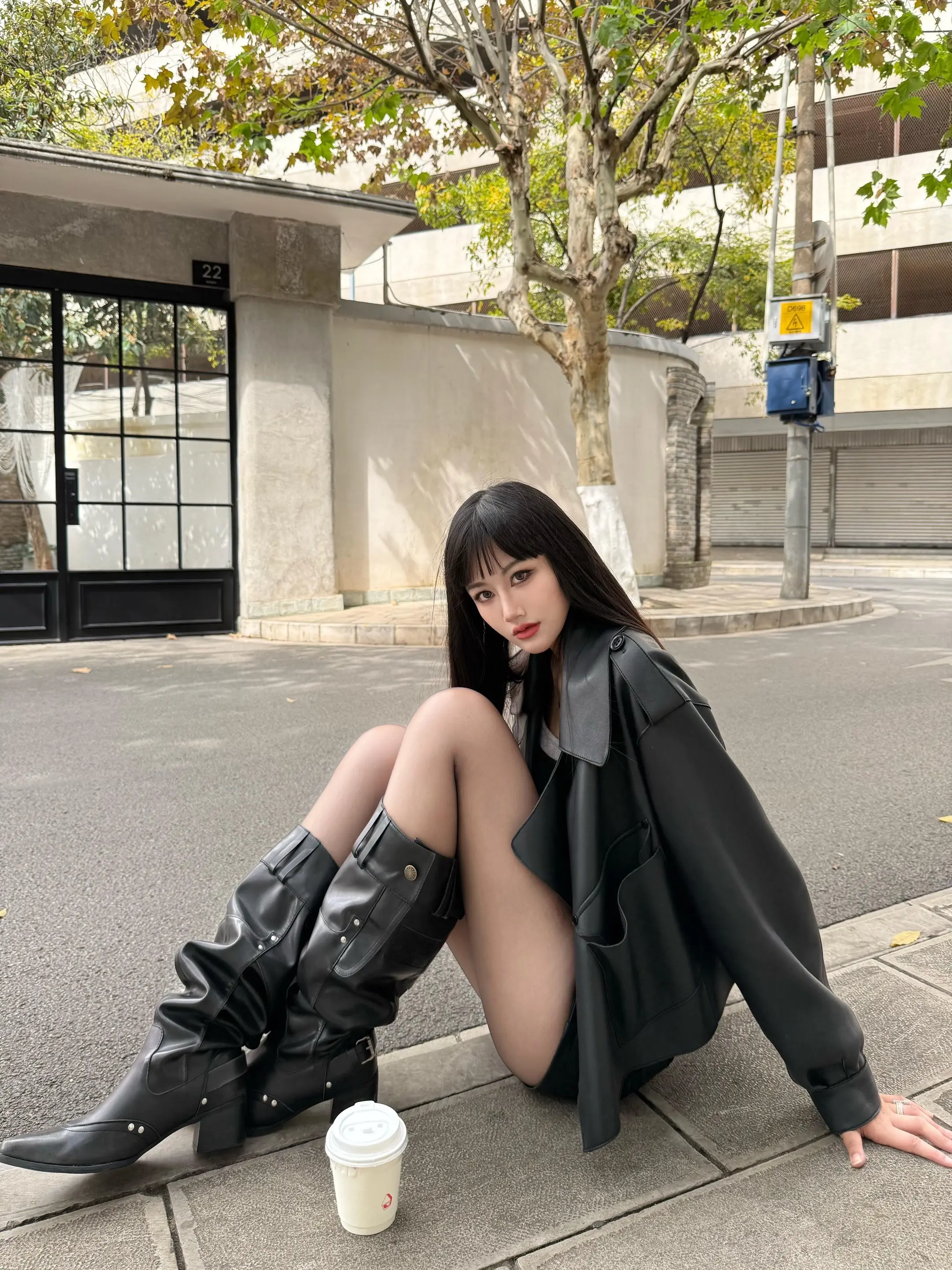 落叶、阳光、街角的老门 把生活调成自己喜欢的频道 不迎合，不将就，做自己就很好✨