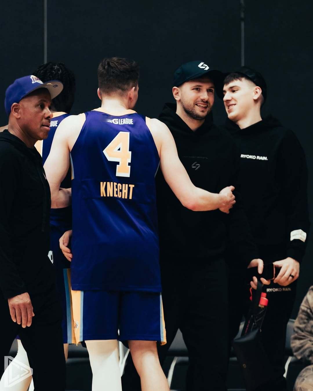 昨日东子、里夫斯、拉拉维亚、彪哥现场观战了南湾湖人比赛。湖人国度洛杉矶湖人