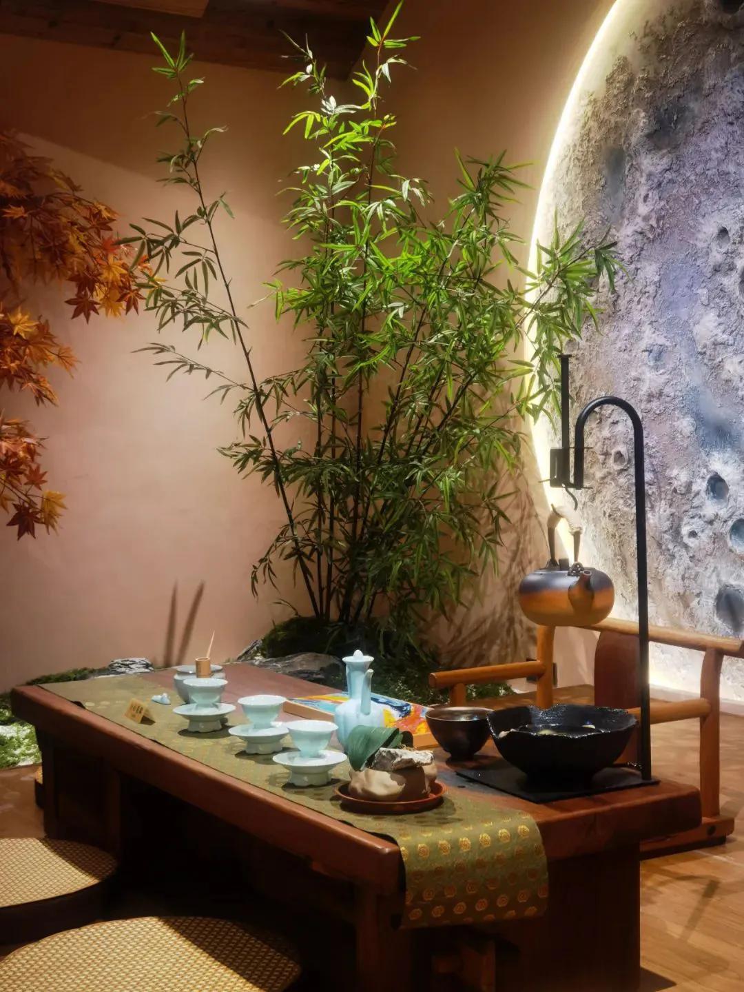 岁月如歌，时光荏苒，太阳西下，月光轻洒。月亮隐去，朝阳初升，轮回之间，尽显生命的