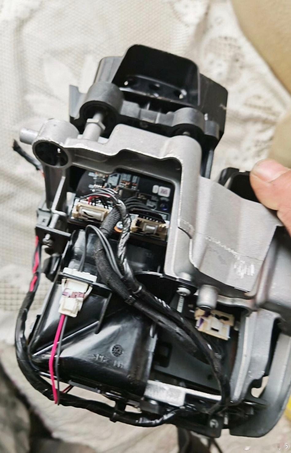 这是一个小米汽车的车灯，从线缆来看它压根就不存在高压。车灯对应的控制模块采用Bo