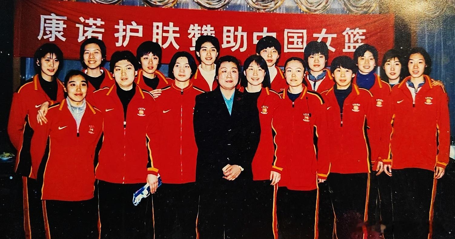 1999年11月，处于低谷的中国女篮重组，北京环华康诺生物化工技术有限公司成为这