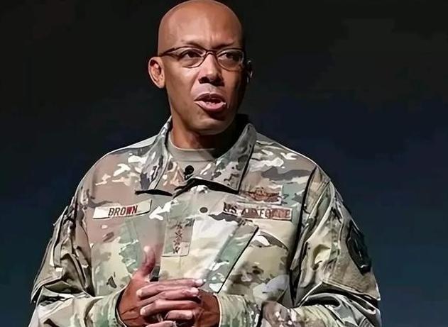 美国人现在终于知道害怕了，其空军参谋长四星级上将布郎说：中国的六代机虽然可怕，但