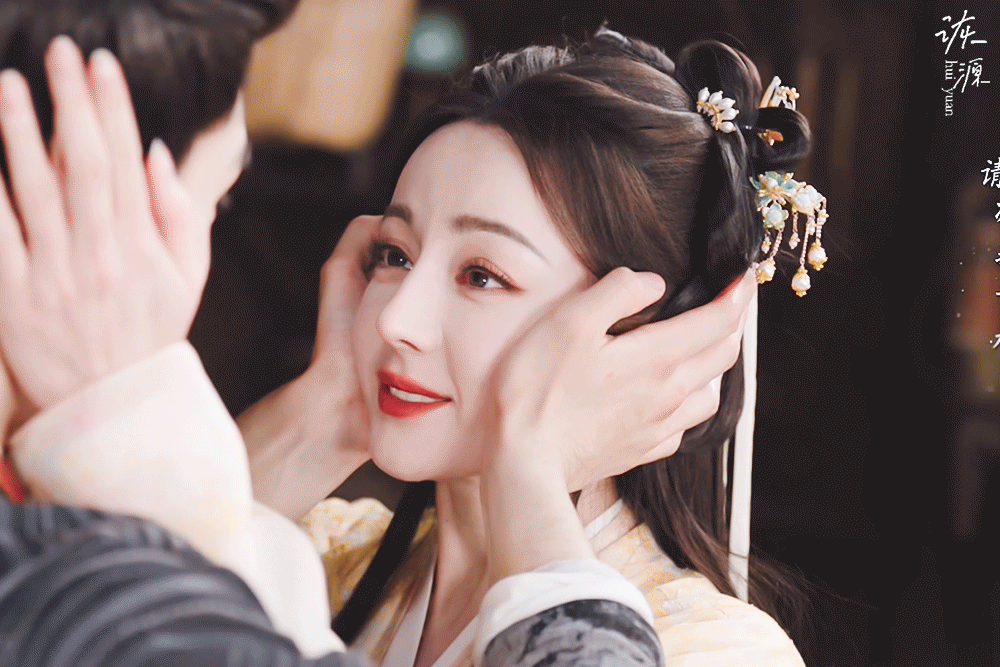 迪丽热巴 《白日提灯》贺思慕 / 动图▷EP39-10 黄衣-被摸脸 甜甜笑 可