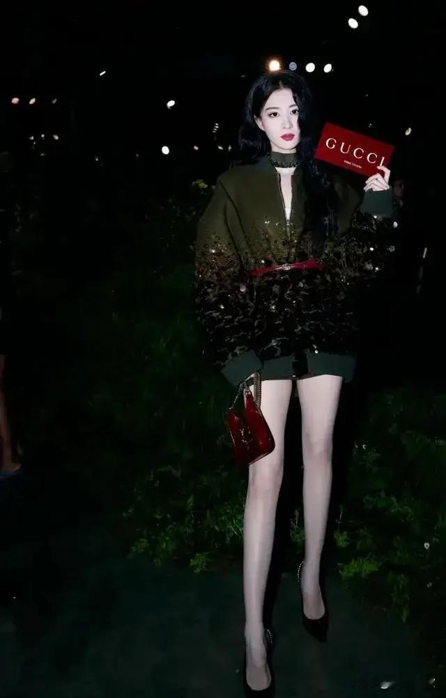 王楚然美腿太惊艳，少女感爆棚！ ​​​