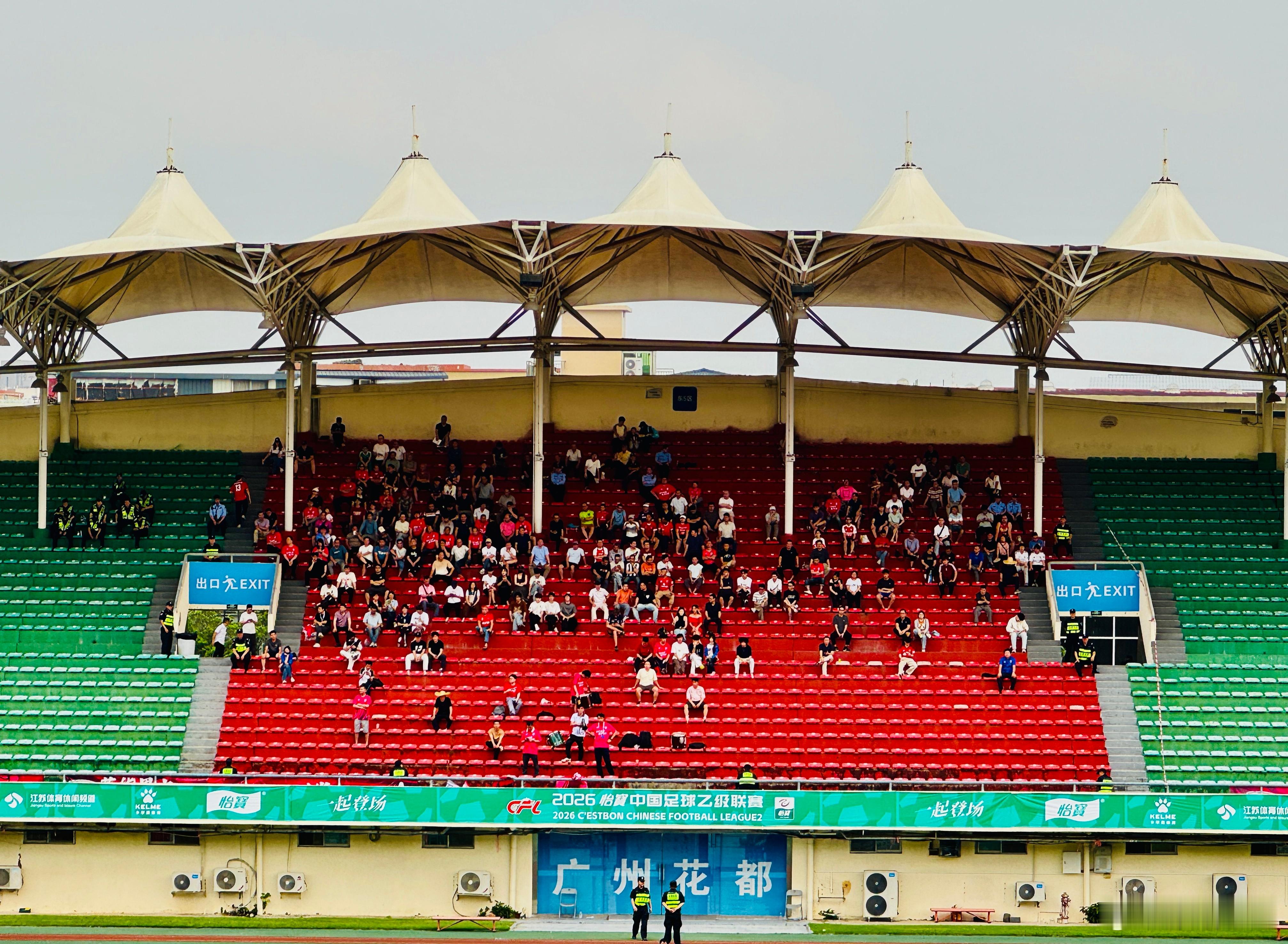 上班日下午，还是有一些球迷来到现场支持比赛的，广州蒲公英球迷顶着太阳观赛，而且还