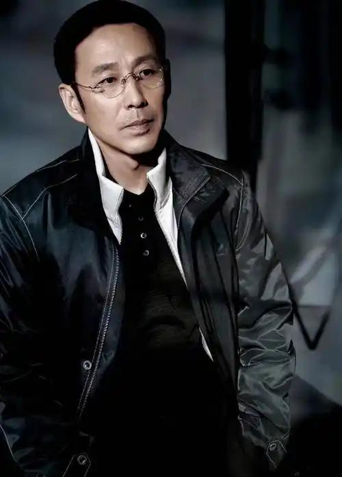 一位情感作家曾言：“男人接近女人，往往始于欲望，而真正的深情，是在欲望消退后仍选