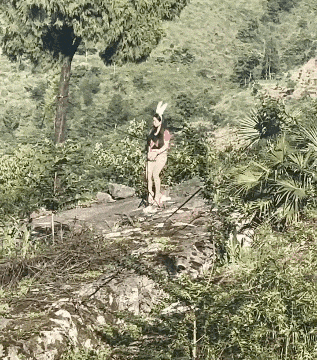 特意爬到山顶上直播
是怕被人看见不好意思吗？