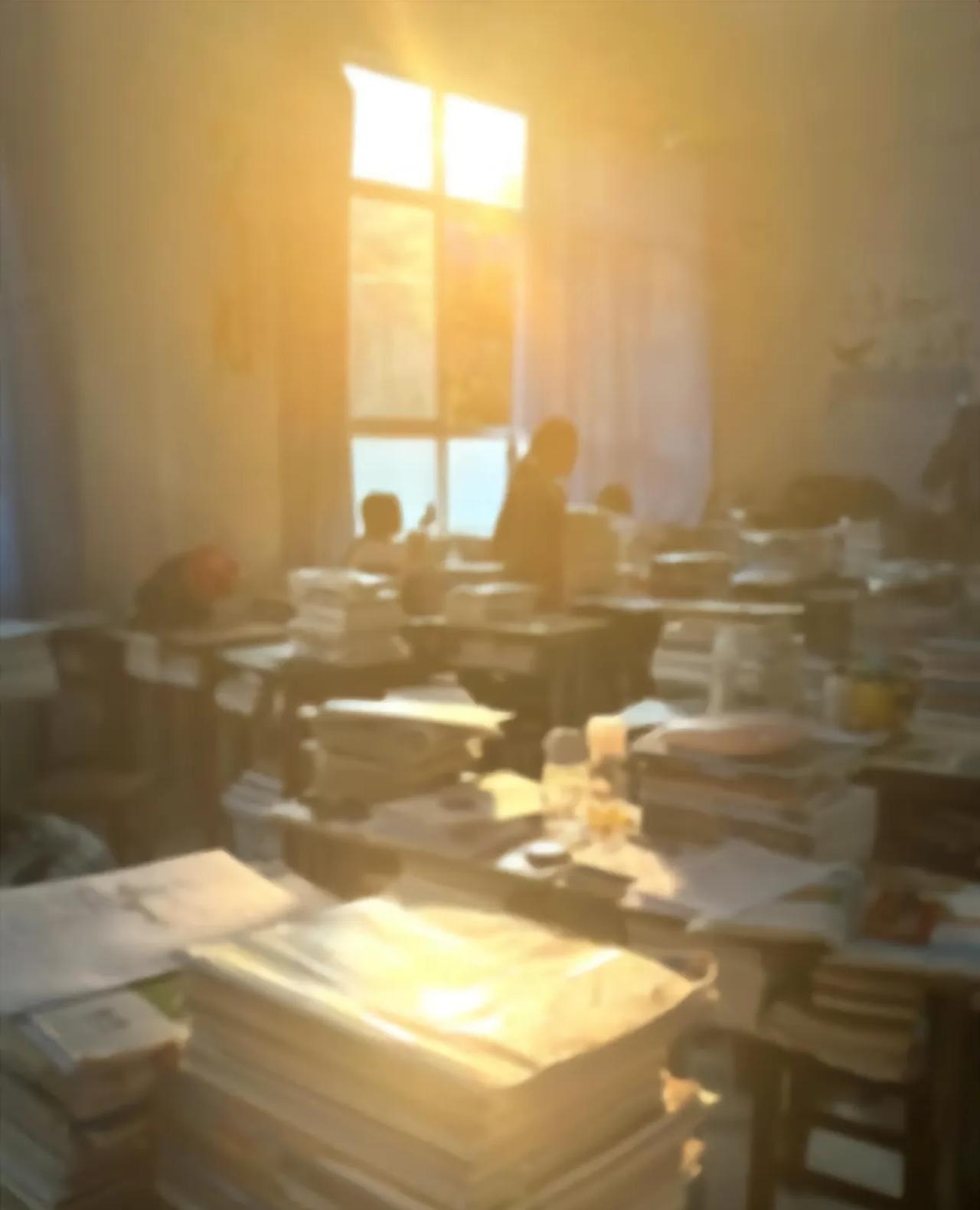 一张照片记录学生时代美好瞬间学生时代最美好的瞬间，10年前，许多东西只能慢慢去回