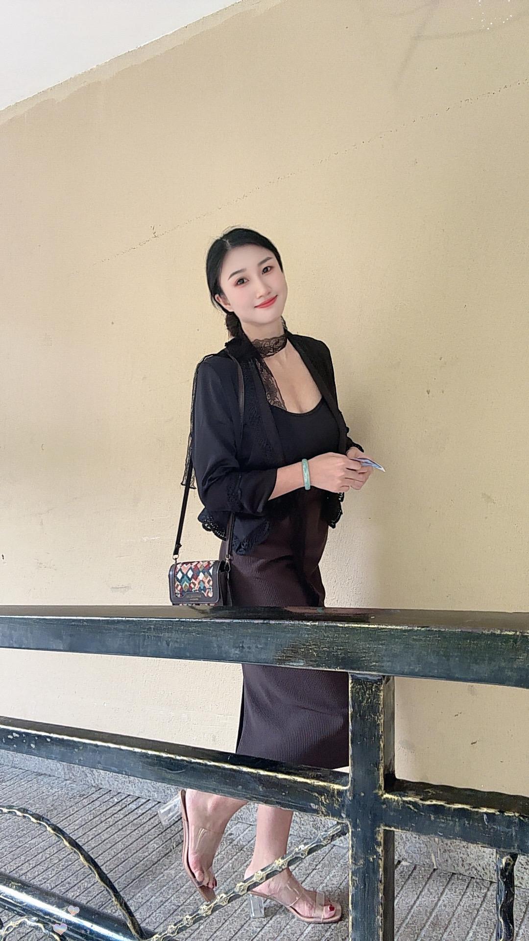 征婚，坐标重庆，33岁的我，身高170cm，凭借努力拥有了车、房和稳定的生活。想