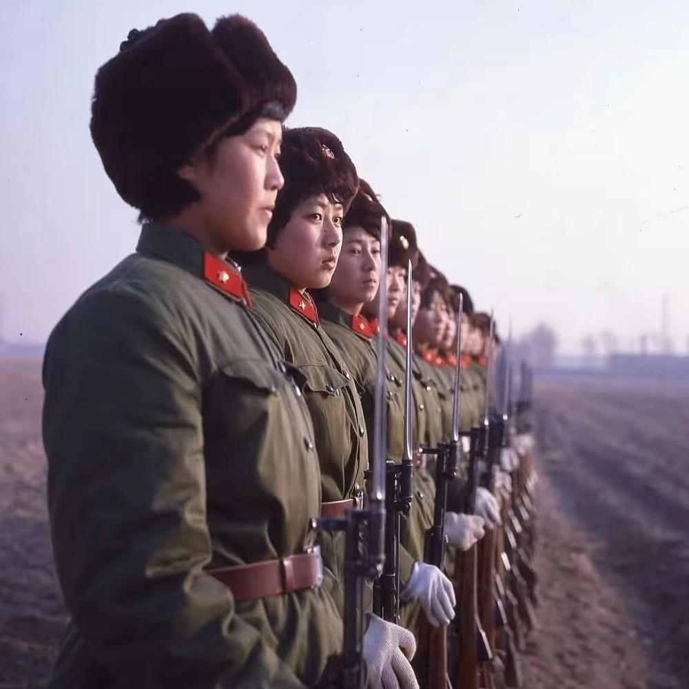 八十年代的女兵与女民兵，英姿飒爽，威武霸气！