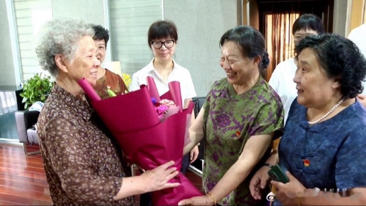 玉环七一慰问老党员致敬红色初心以初心致匠心，以实干赴新程。 