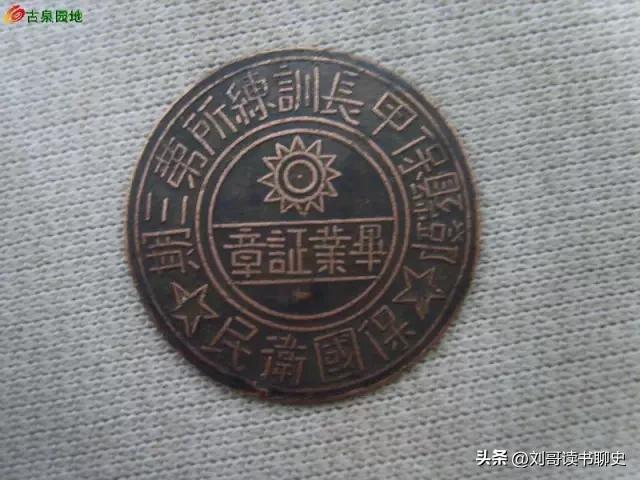 1939年，河南邓州大沟崖村 大刘营有口枯井。

井底沉着八个鬼子，外加一个汉奸