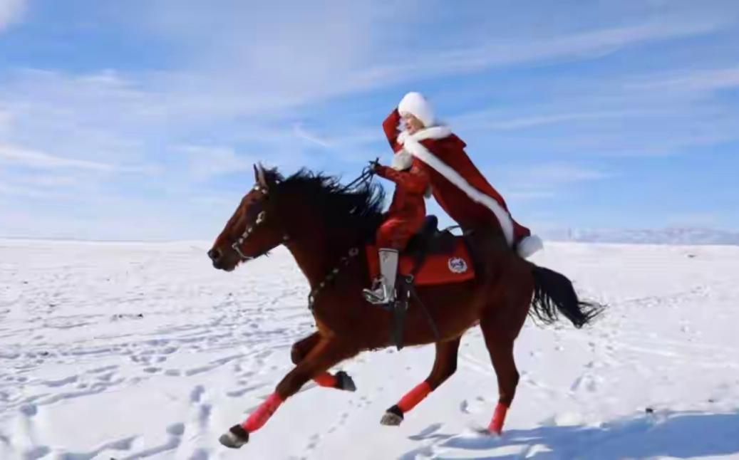 天妒英才！贺娇龙同志离世还未12小时，恶心的一幕还是出现了。

贺娇龙在团队拍摄