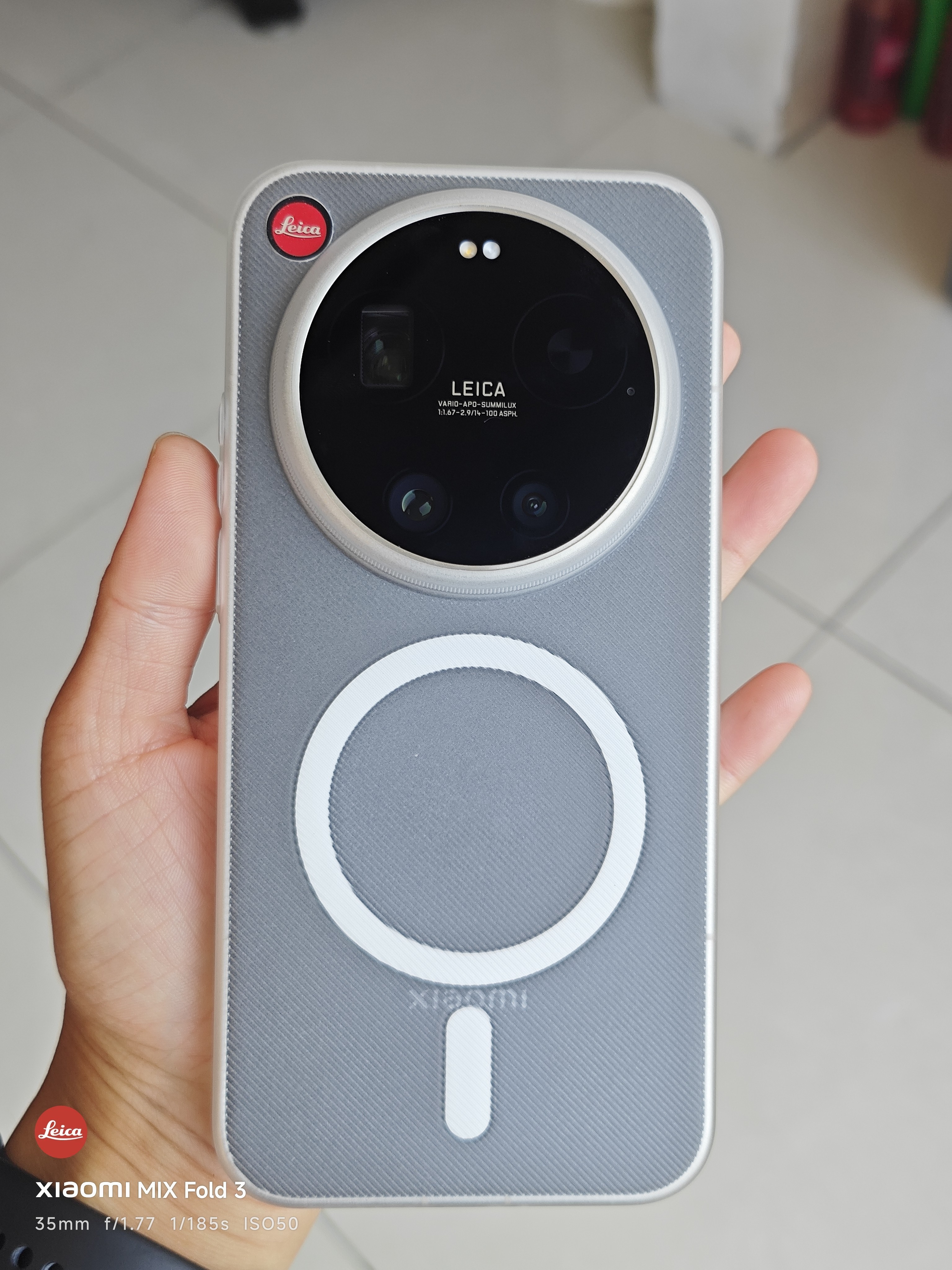 小米 17 Ultra 徕卡黑银搭配半透 PC 斜隐晒单纤薄的边框，克制高出屏幕