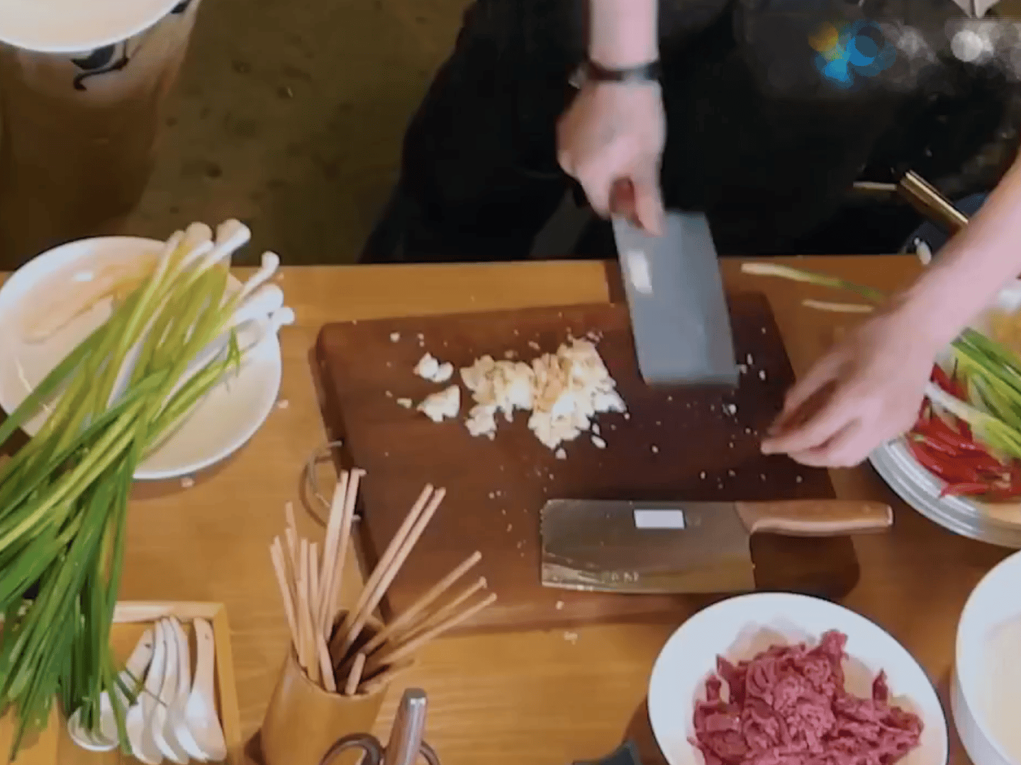 看刘宇宁做饭就是“享受”不仅一边做饭一边打理周围用具和卫生。尤其是拍蒜的手法，干