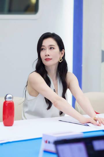 温峥嵘怕是不知道曾沛慈也是拿过金钟女配角奖的优秀的演员吧？
温峥嵘在后台化妆间碰