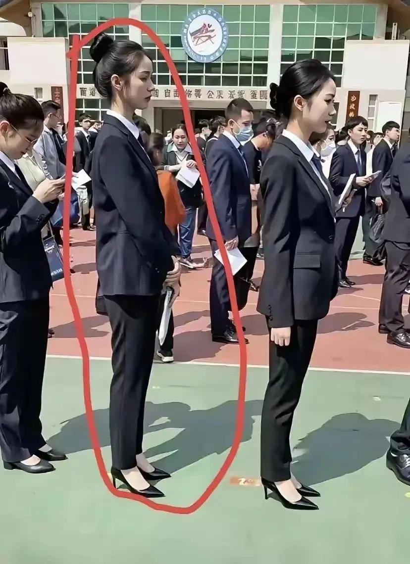 我猜她会考上
总在猜哪个学生会考上公务员？答案早写在日常里了。
 
是那个把行测