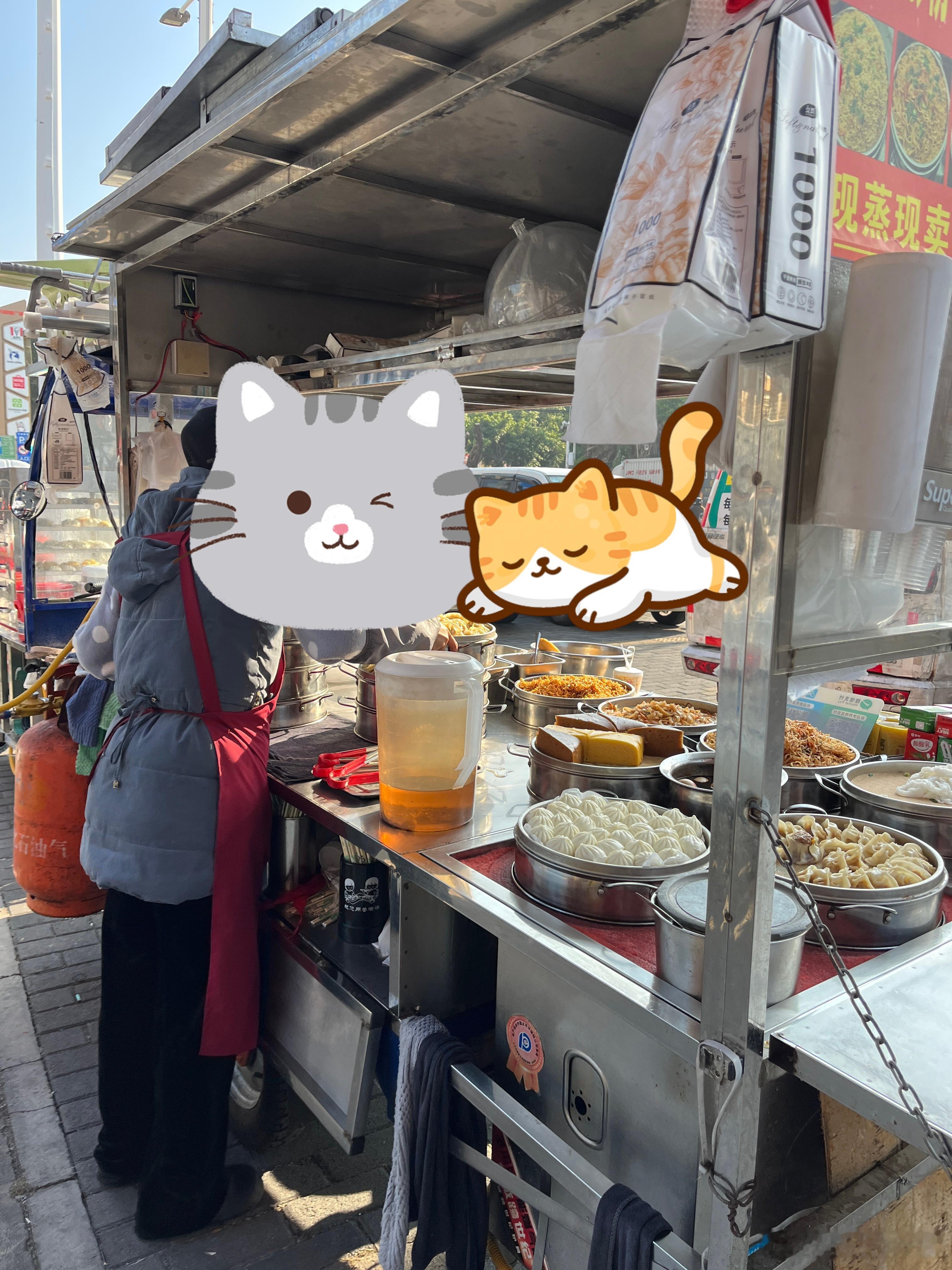 生活总是不容易的散步回来，来这里吃个早餐，懒得回去煮，又饿了。和这个姐聊天，她说