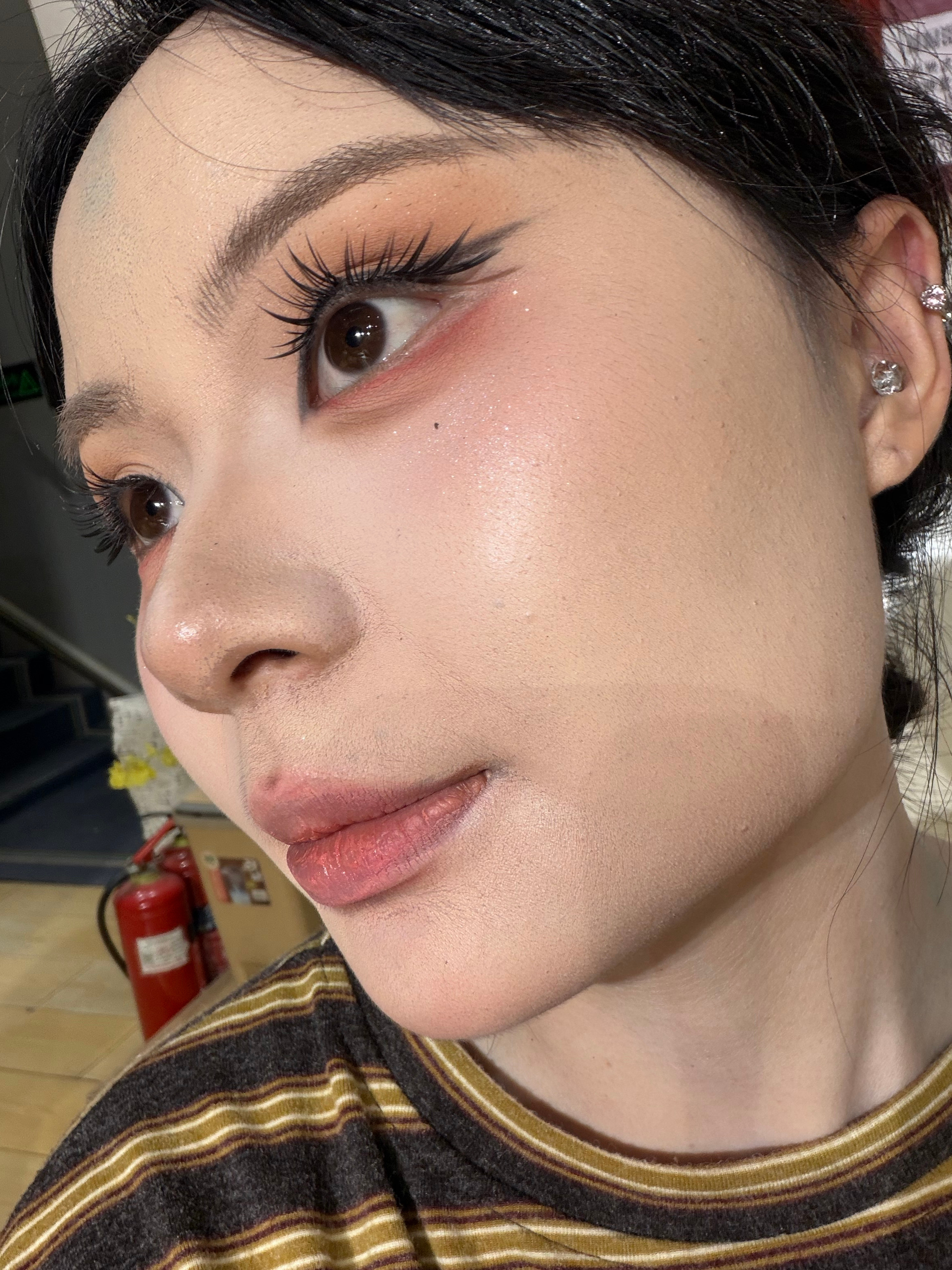 这个底妆还可以嗷 中午13:30到现在傍晚补了一次下巴的妆（吃饭蹭油）非常厚的底