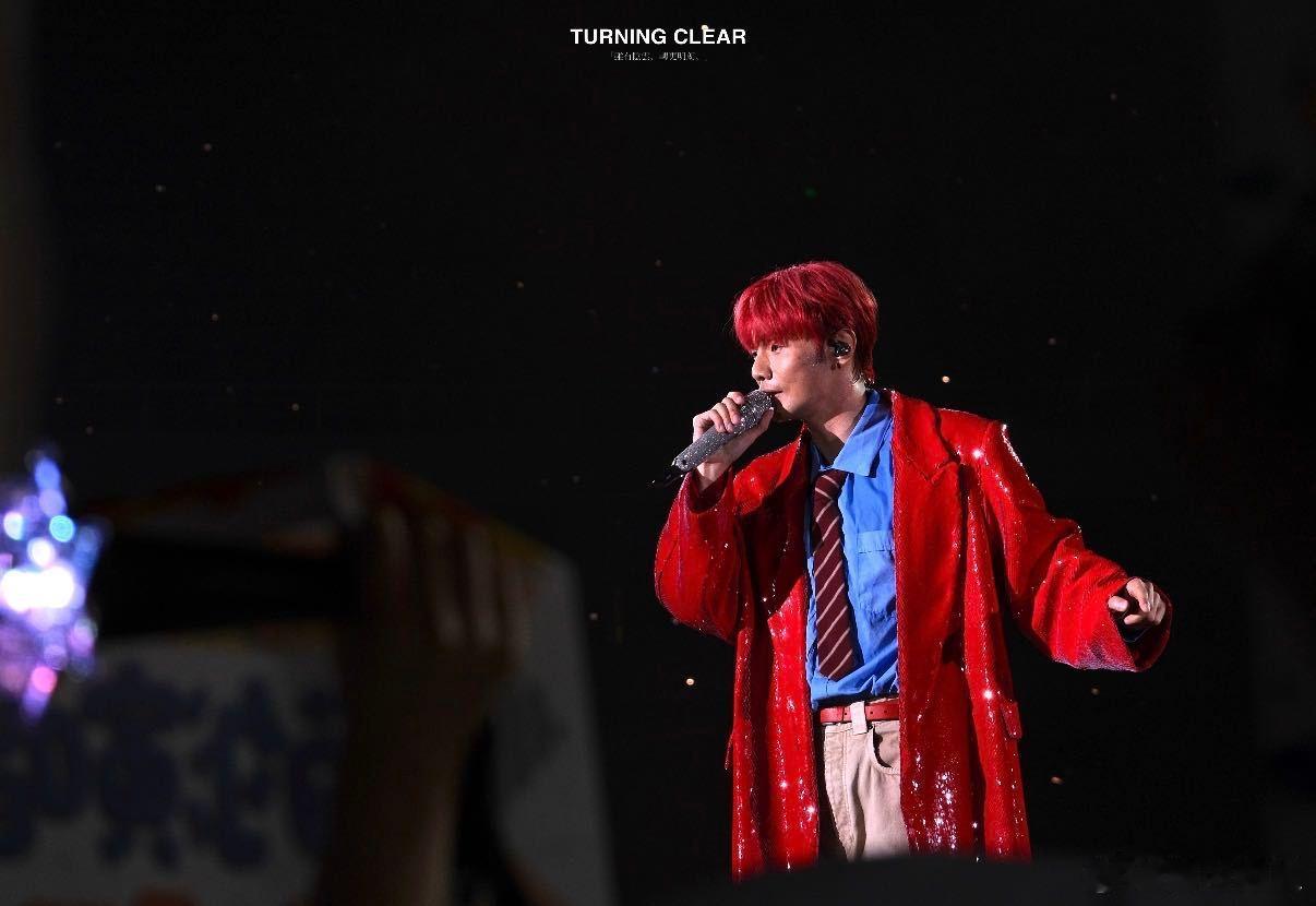 李荣浩三天唱了100首歌黑马巡演清远站太炸了！三天100首金曲连唱，《恋人》《黑