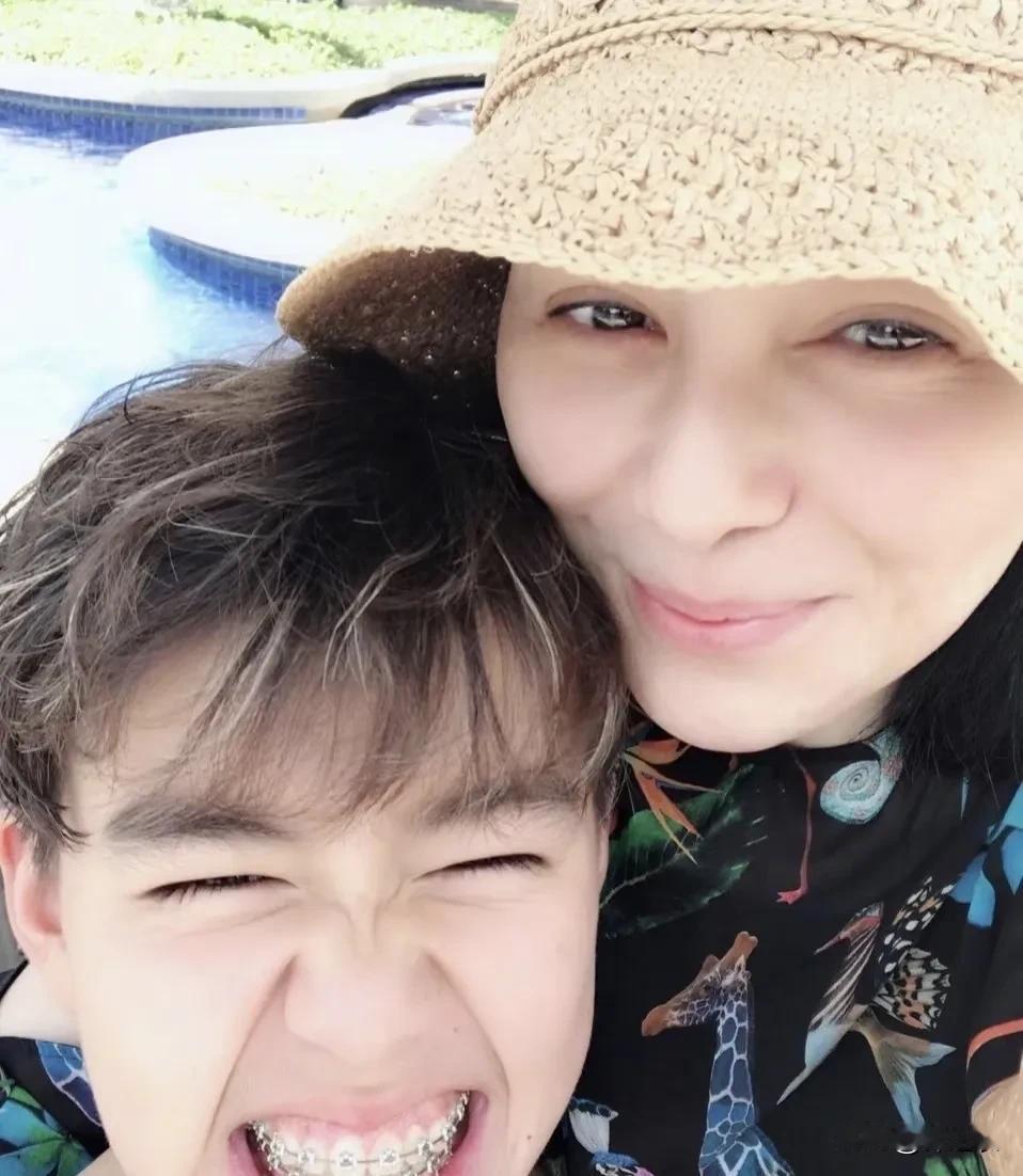 王琳曾经作为一个全职妈妈，在孩子小的时候，她既要挣钱又要带娃、只能放弃自己的生活