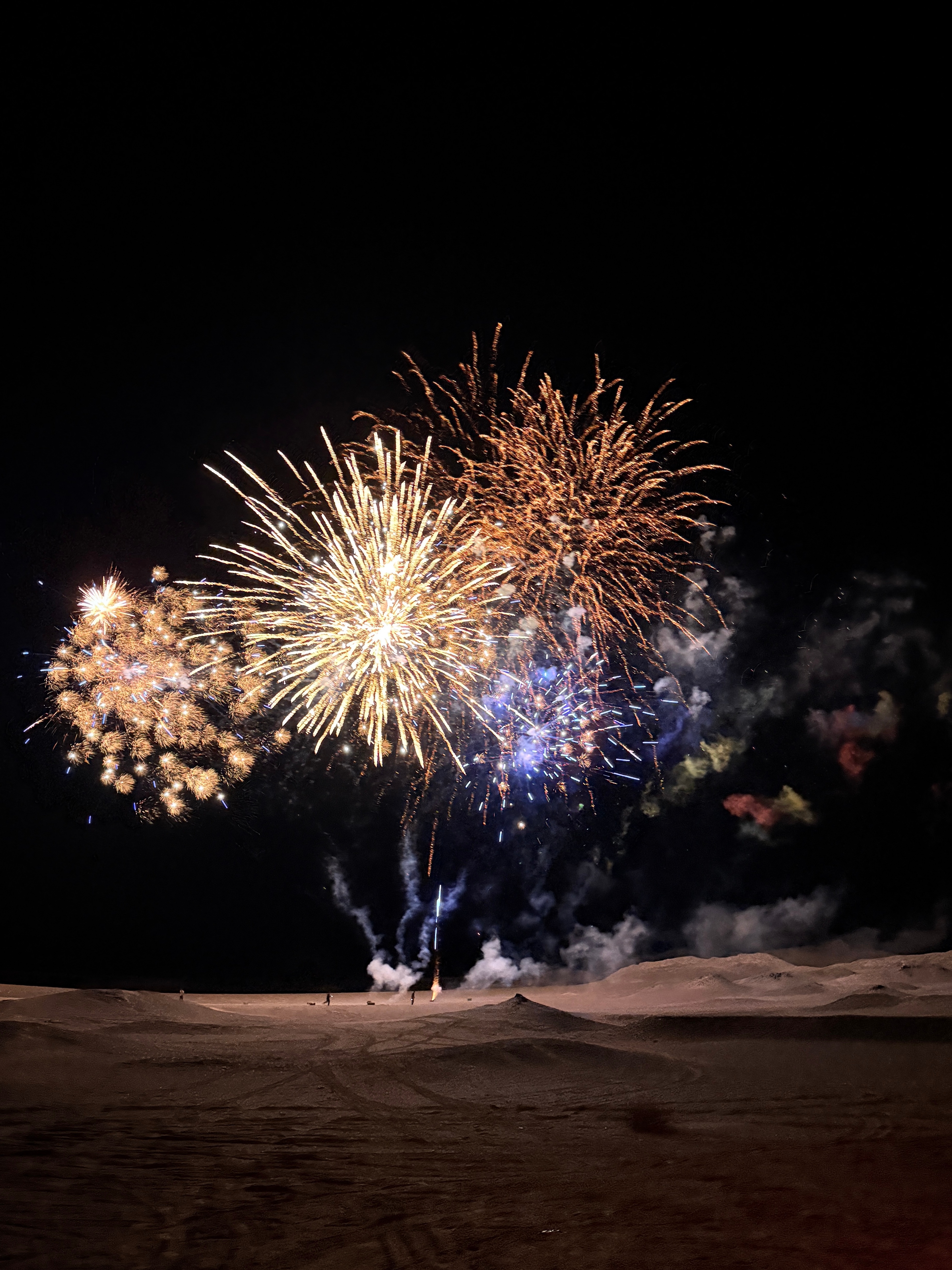 神的鬼斧神功，让我前面是缓缓升起月亮，头顶满天星空银河，后面是篝火和朋友们的笑声