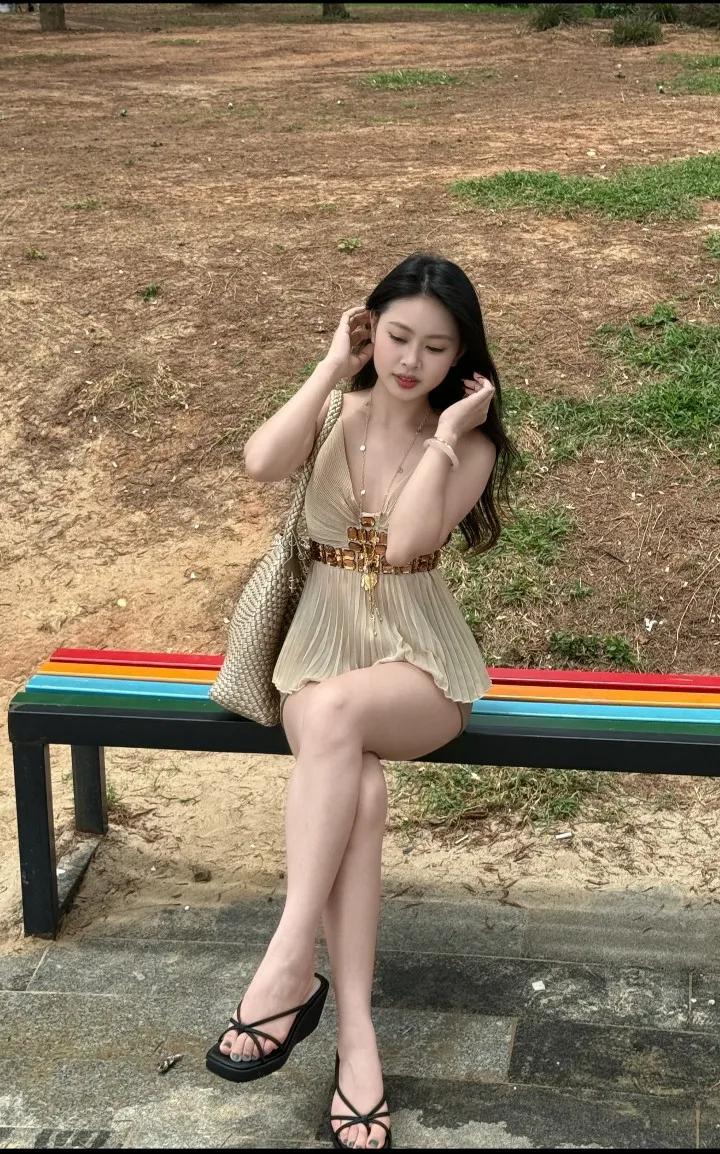 夏日风情，优雅坐椅，清新自然，时尚穿搭
