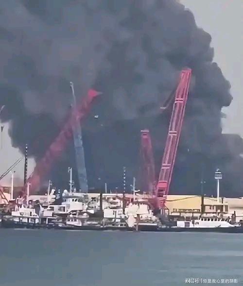 航母基地被炸！美军这次是真栽了！几十万吨燃油烧得波斯湾都红了，11亿美元的雷达直