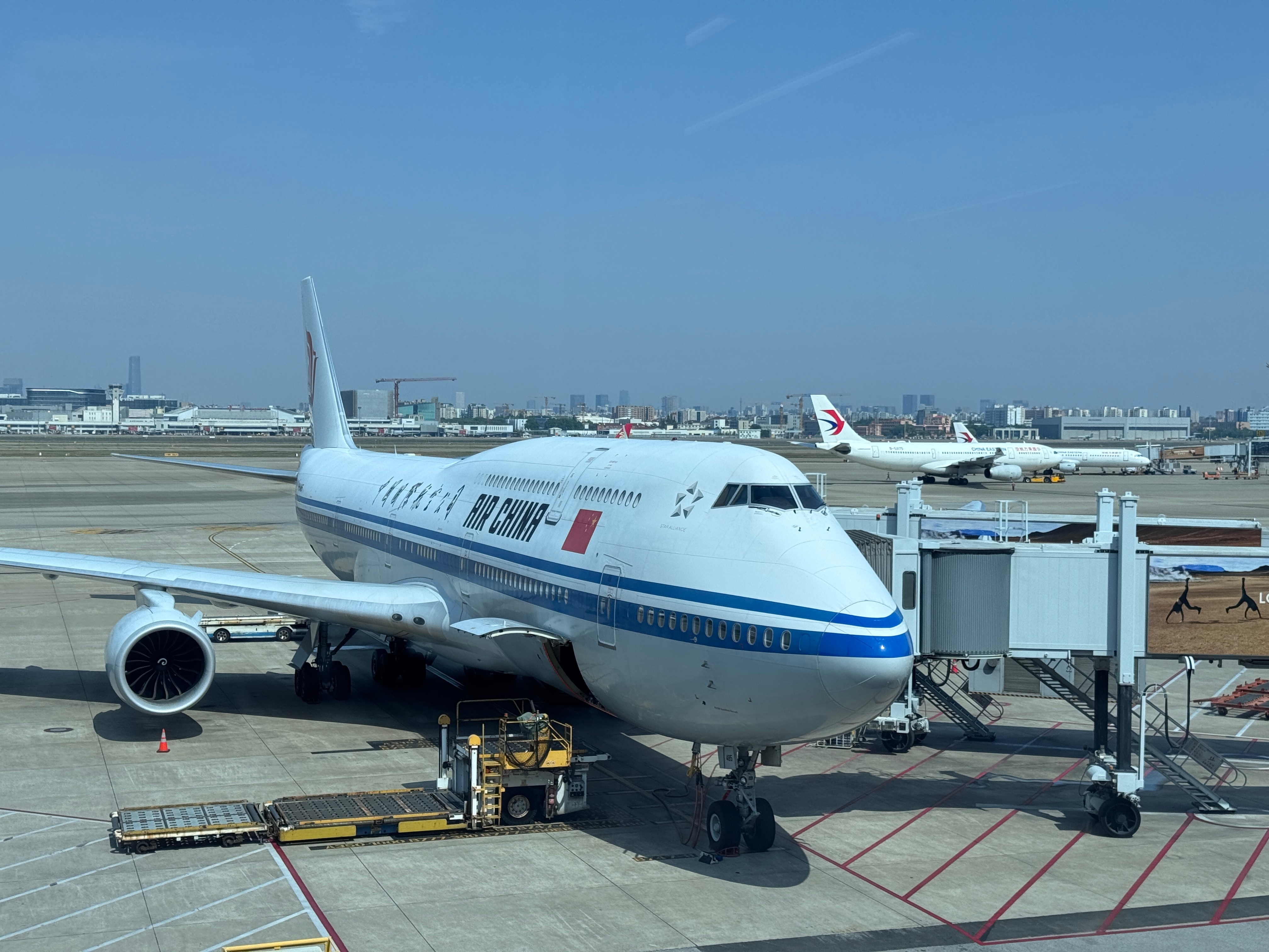 今天飞北京执飞的是747但是第一回选到了二楼 这算是坐在鹅脑袋上了吗[哈哈] ​