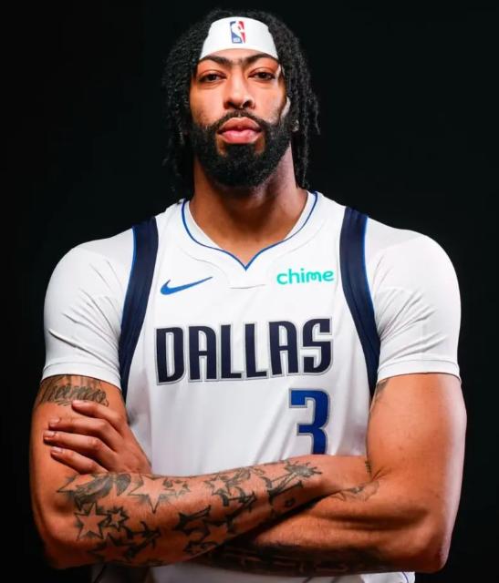 ⚠️ 坏消息！浓眉可能缺席NBA揭幕战！
据美媒最新报道，安东尼·戴维斯因眼部手