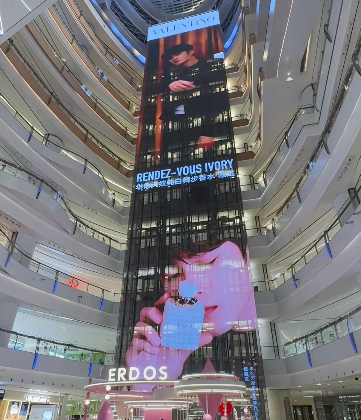 檀健次华伦天奴十层楼巨幕，太有排面了