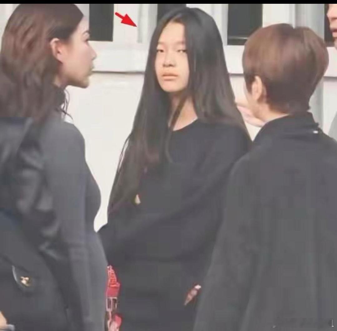 大S女儿小玥儿这个眼神说明了什么？？ 