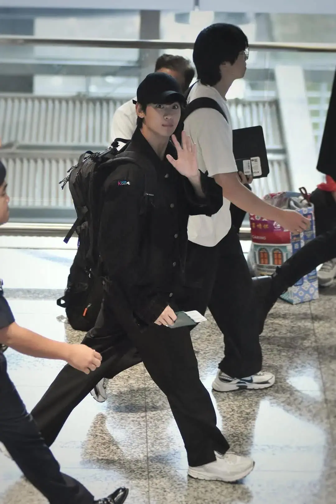 对着金秀贤这张脸说不出一句重话。