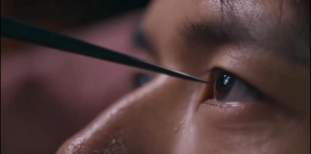 李现是怎么做到不眨眼的 针尖抵眼这种戏最容易出戏，李现硬是全程不眨眼扛下来了，眼
