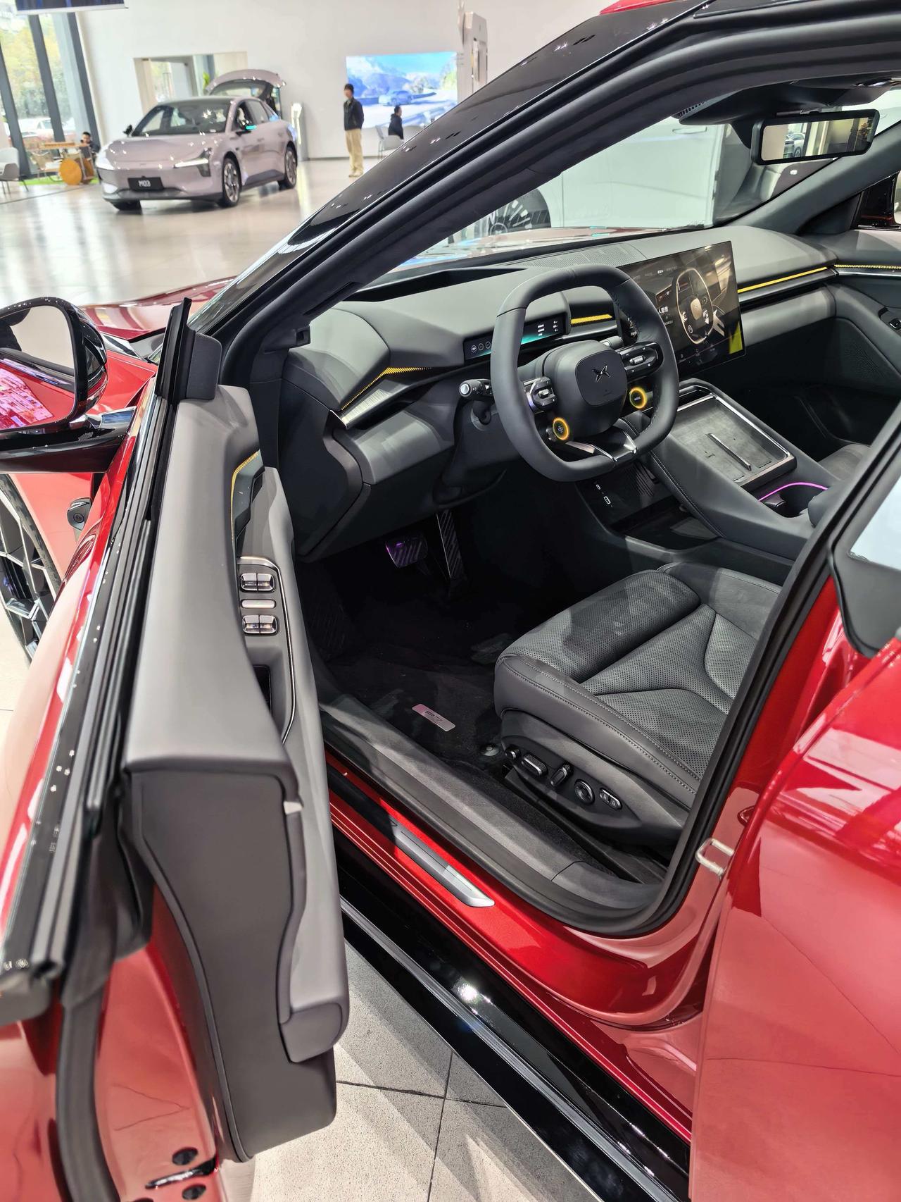 这辆小鹏P7的外观是红色的，内部是黑色的，还是非常懂年轻用户的。我发现车顶是麂皮