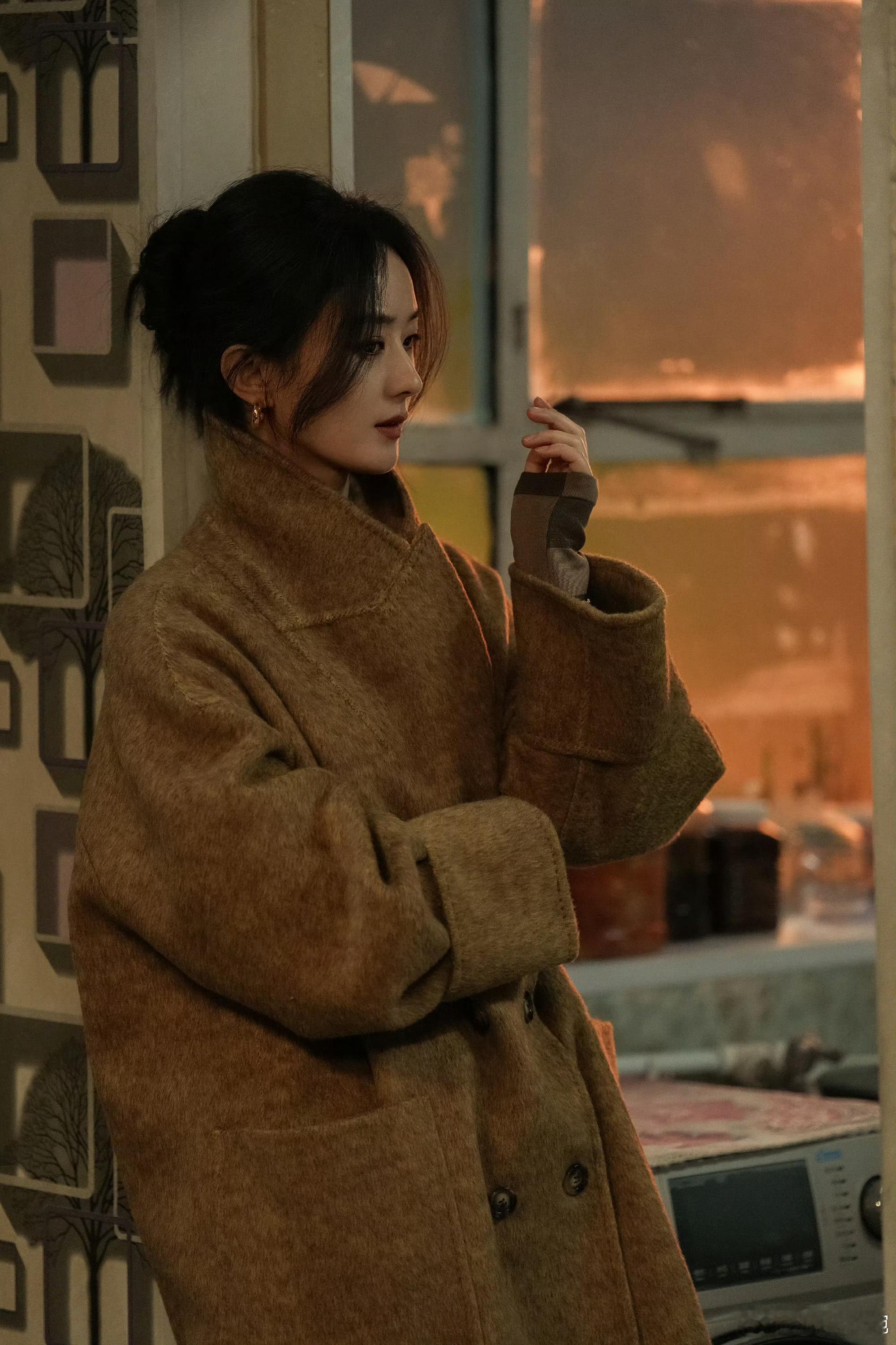 #赵丽颖棕色毛呢大衣# 这优越的侧脸大明星乔妍好有故事感🍂 ​​​