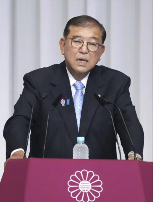 离谱！日本前首相卸任前突然“掀桌子”，一句话撕下百年遮羞布，直接怼穿了明治维新神