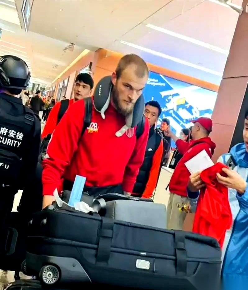 人家老婆孩子大老远跑来，钥匙往手里一塞，学校给你安排得明明白白。
转头，教练说我