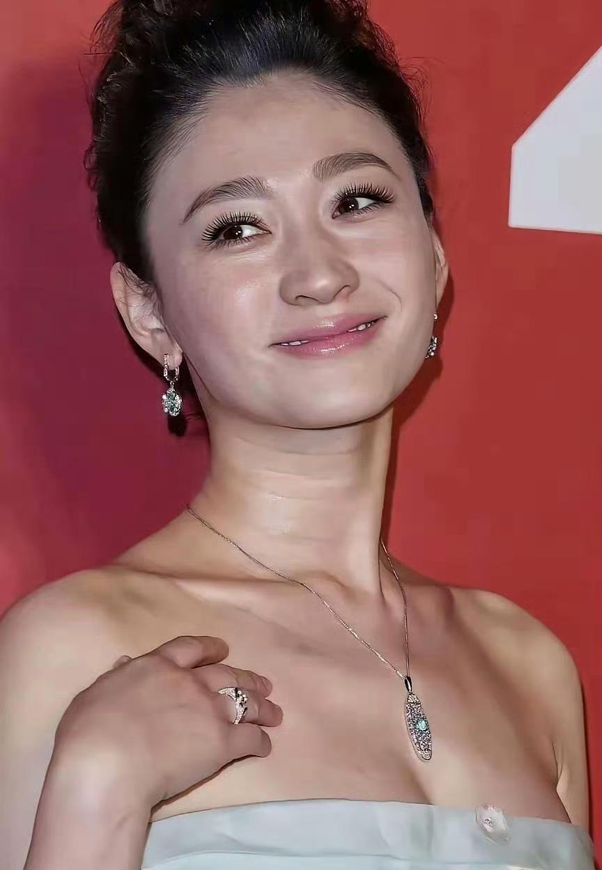 生图状态下的李小冉，颠覆了我对她的印象，并没有外界说的那样年轻漂亮！
看她脖子的